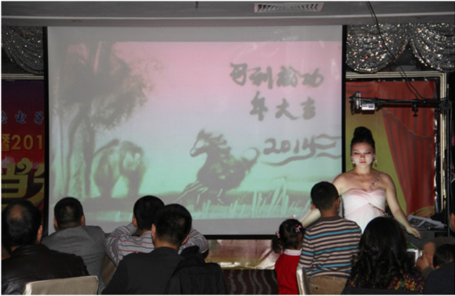 強(qiáng)元芯年會(huì)《馬到成功》沙畫(huà)